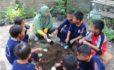 Kecerian Sekolah Dasar Islam Terpadu Luhung Jatmika di Hutan Sawala